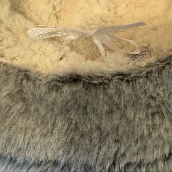 Sprigs Reversible Faux Fur/Sherpa
Bucket Hat
NWT
Gray/Beige
One Size Fits Most - Picture 6 of 8